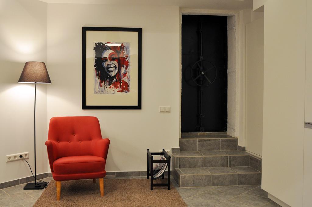 Bomb Shelter Apartment Vilnius Bilik gambar